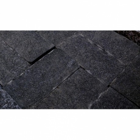 Гранитная брусчатка Габбро, пилено-колотая 100х200х50 мм